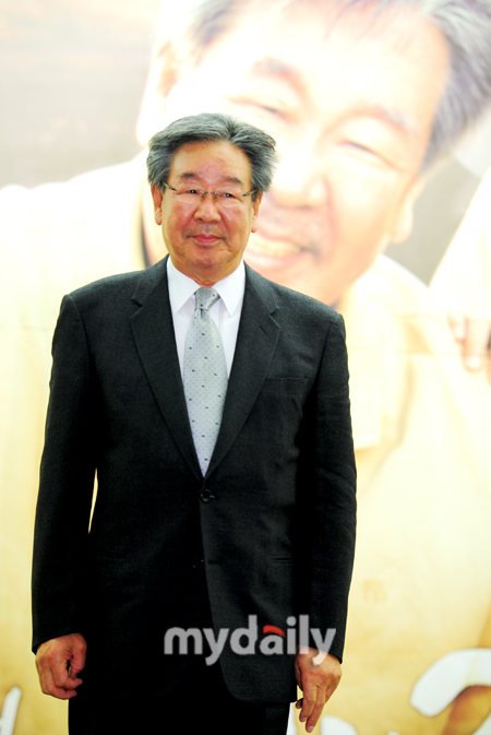  p>崔佛岩(         )本名崔英汉(         ),1940年6月15日出生.