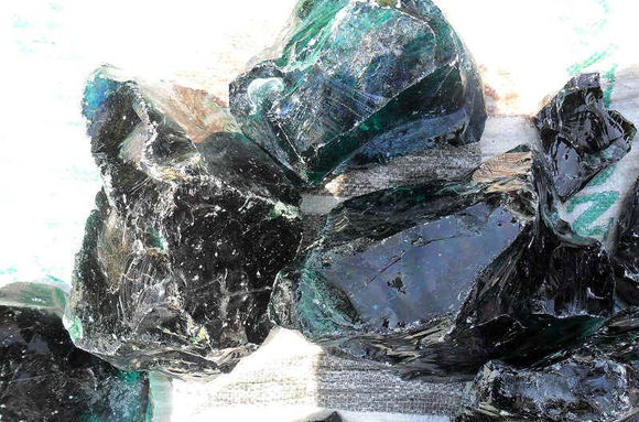  p>火山玻璃(volcanic glass)指由火山喷发出来的熔岩,迅速冷却来不及