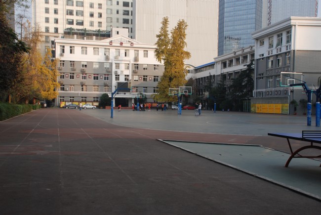  p>成都市石室联合中学(西区)位于城西二环路内侧石人小区文苑路1号