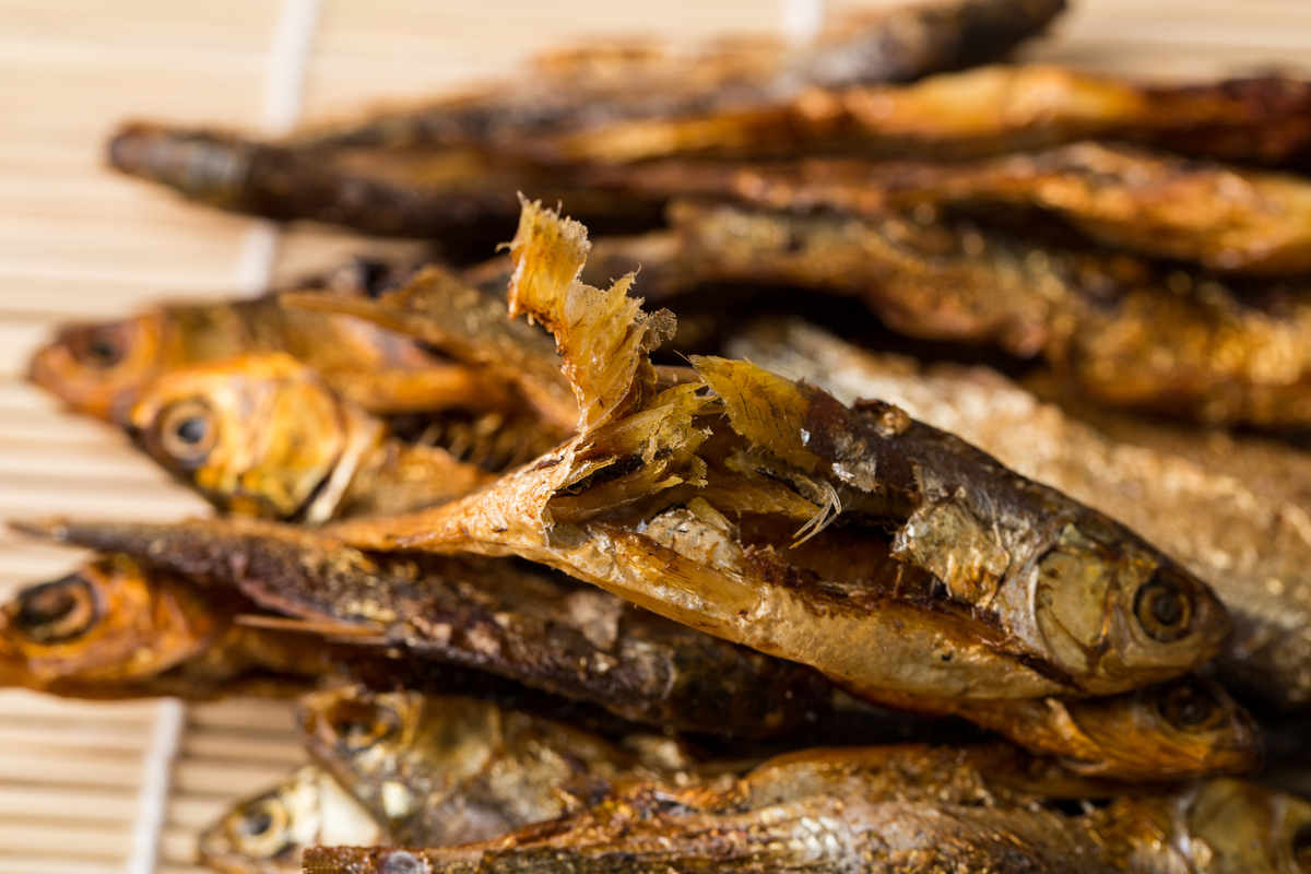  p>鱼干是指将新鲜鱼类经充分晒干而成.