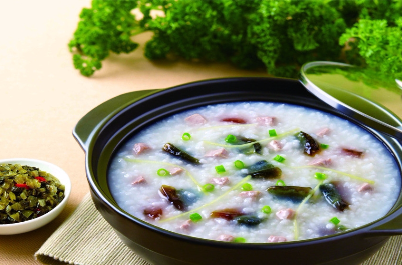 砂锅皮蛋瘦肉粥