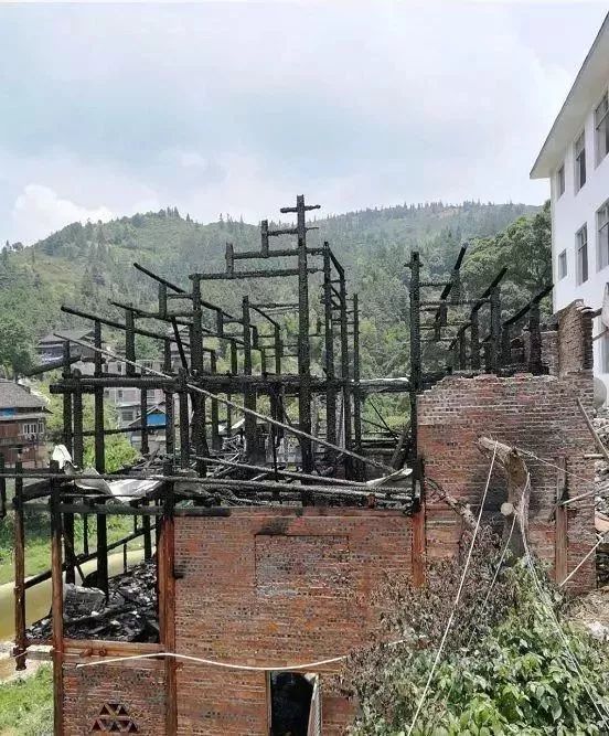 广西柳州市三江侗族自治县一村寨发生一起火灾,致2人死亡,2人失联