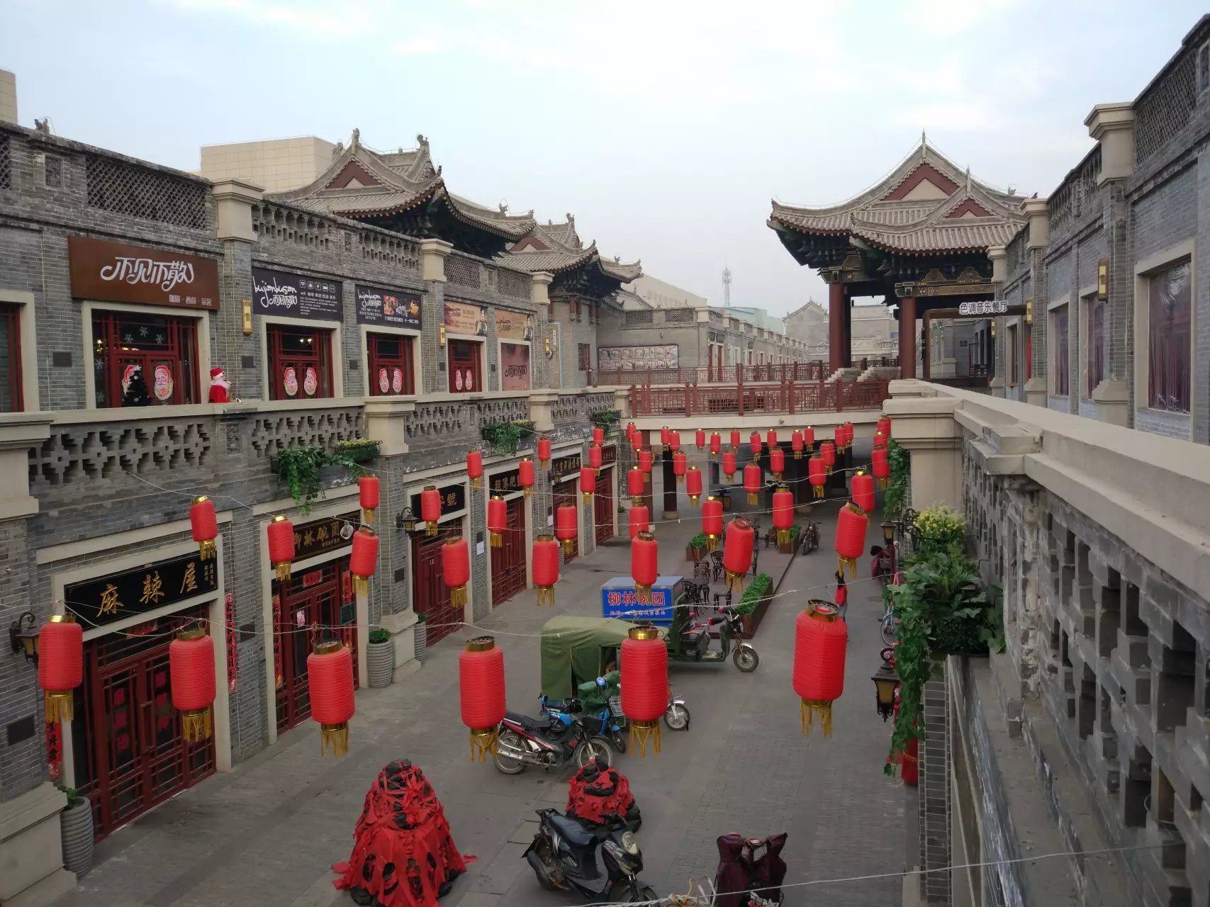  p>一德街在雄奇的北岳恒山脚下,位于浑源恒山南路与永安东街交汇的