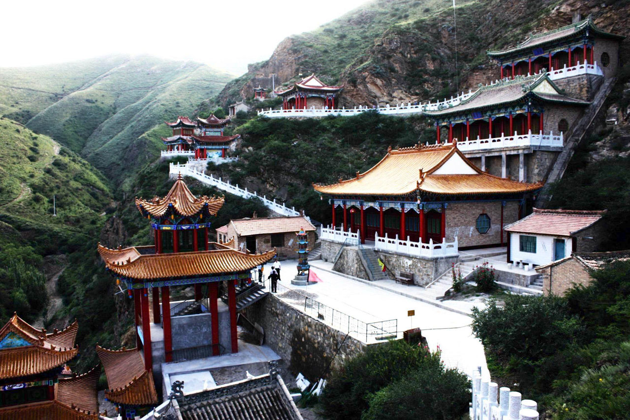  p>天都山石窟,也称西华山石窟,位于宁夏中卫市 a target="_blank"