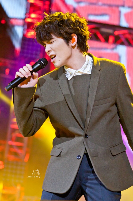 日出生于中国台湾省台北市,祖籍福建省泉州市泉港区,华语流行乐男歌手