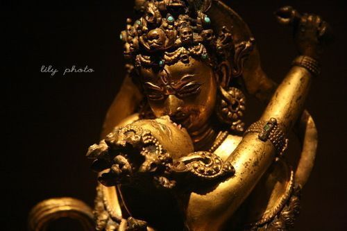 女身代表智慧,称佛母,慈悲和智慧是佛法的两条根本,因此这种双修造像