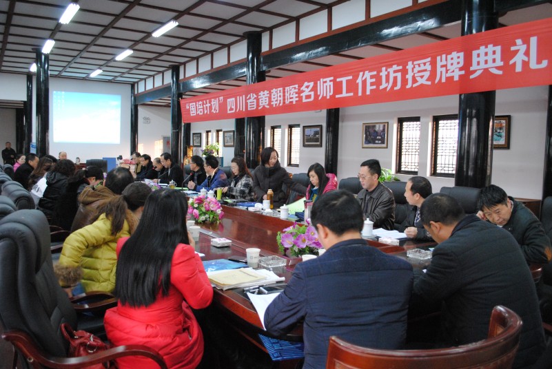 与高校指导专家刘萍萍,教研专家陈家明组成的"三人行"专家团队为引领