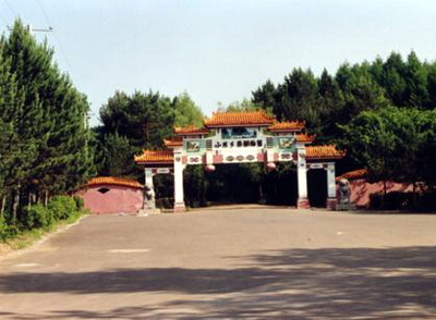  p>小兴安岭植物园坐落于黑龙江省伊春市伊美区北山,从市区乘车10分钟