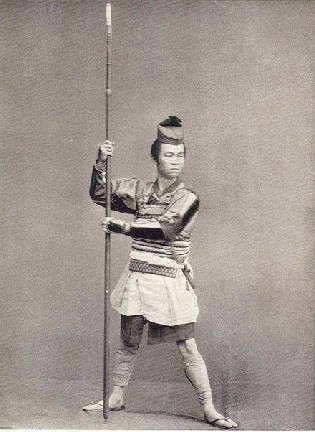  p>足轻是日本古代最低等的步兵之称呼,他们平常从事劳役,战时成为步