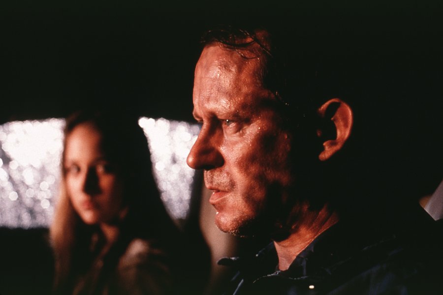  p>《玻璃屋的秘密》是2001年9月24日美国上映的惊悚类型电影,由