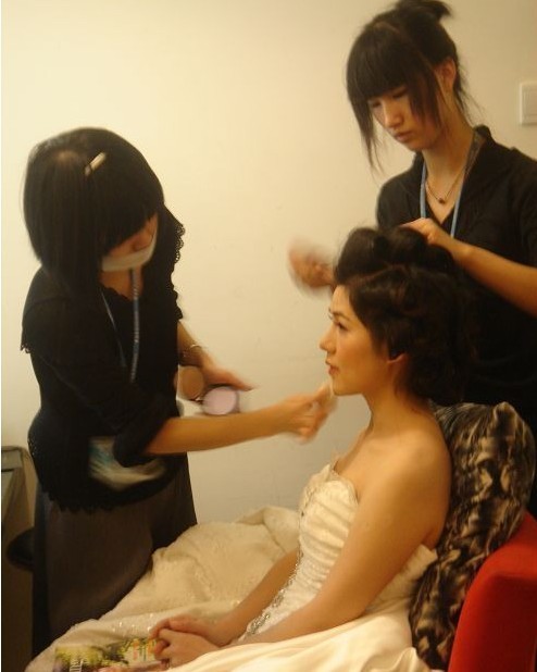  p data-id="go01grd2w2">上世纪90年代中期,第一家婚纱影楼在国内