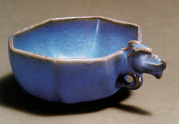 钧窑天蓝釉八角龙首把杯