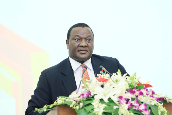 信奉基督教.2012年7月,就任加纳共和国第四任总统.