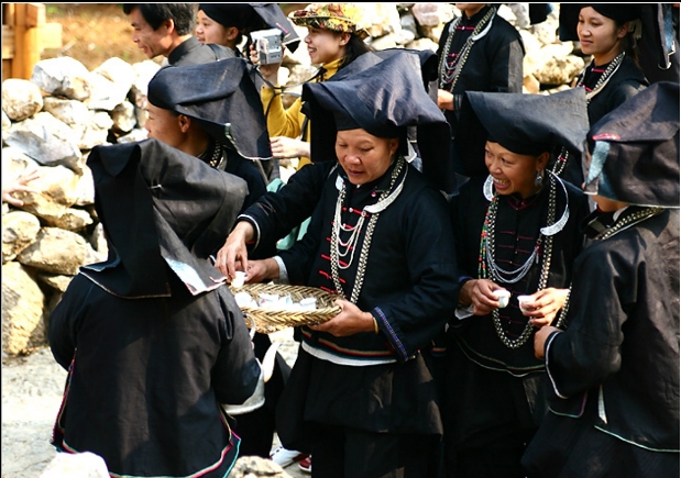  p data-id="gnwu2iidbj">黑衣壮是广西壮族的一个支系,即布嗷,布敏两