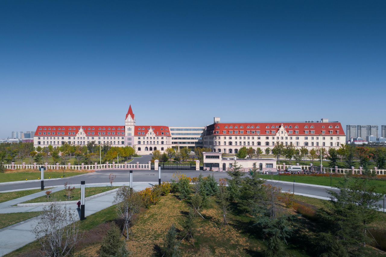  p>青岛中学位于高新区华中路以东,祥茂河入海口以西,女姑口大桥以北