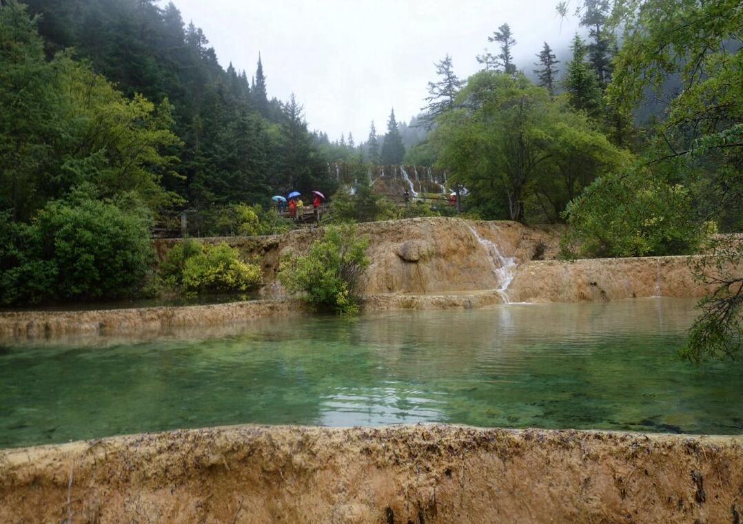  p>迎宾池位于黄龙景区,迎宾池大小不一,错落有致. /p>