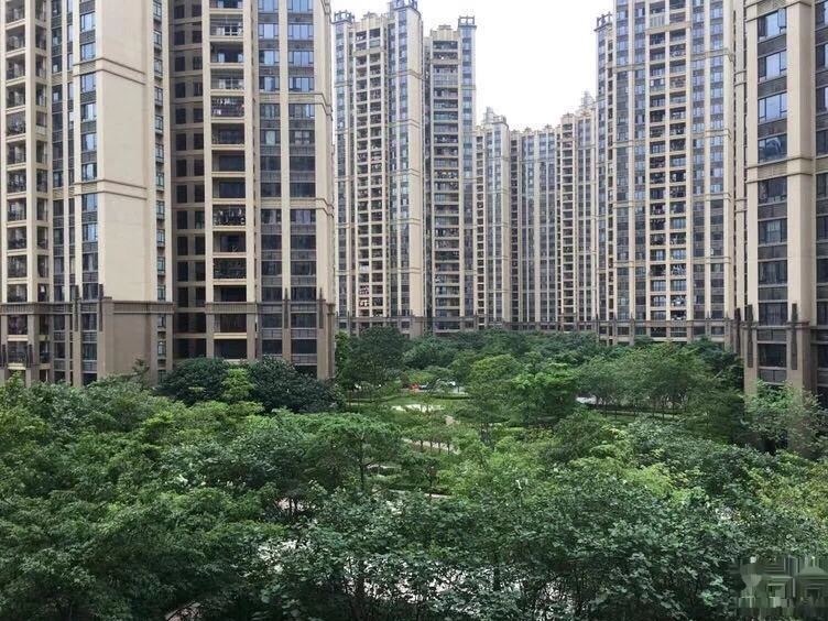  p data-id="gn53escd27">保利花城位于广州市花都区,广清高速以东