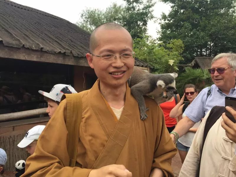 专业研究生,于2000年3月在广东四会六祖寺方丈大愿大和尚座下披剃出家