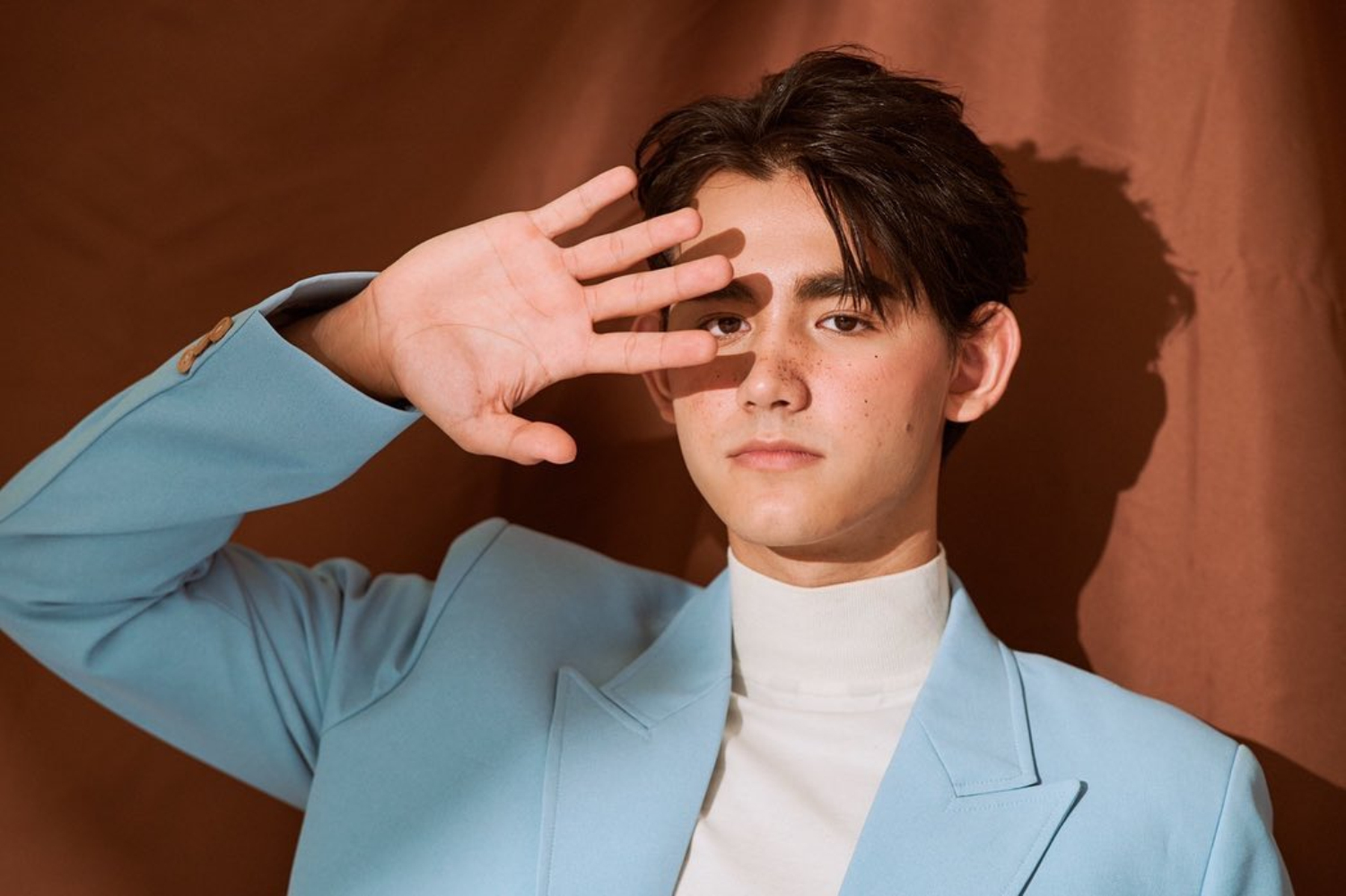  p>萨塔布·莱德克(drake),2000年10月1日出生于泰国清迈,泰国男演员 