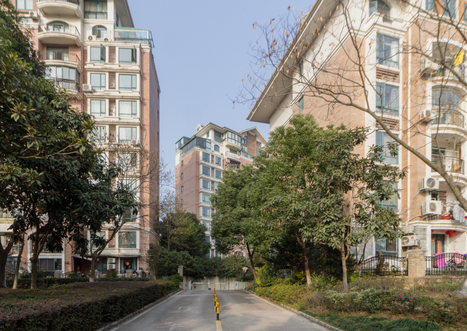  p>卧龙丽景湾一期位于武汉市东西湖金银湖,由耀江神马实业(武汉)有限