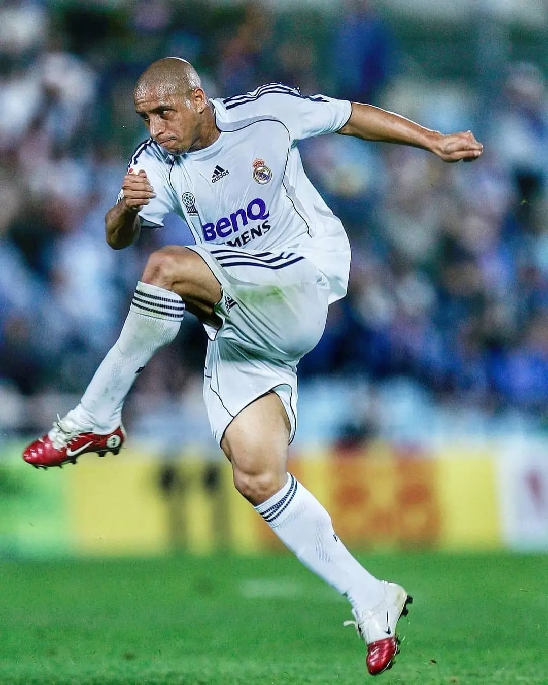  p>罗伯托·卡洛斯(roberto carlos),1973年4月10日出生于巴西圣保罗