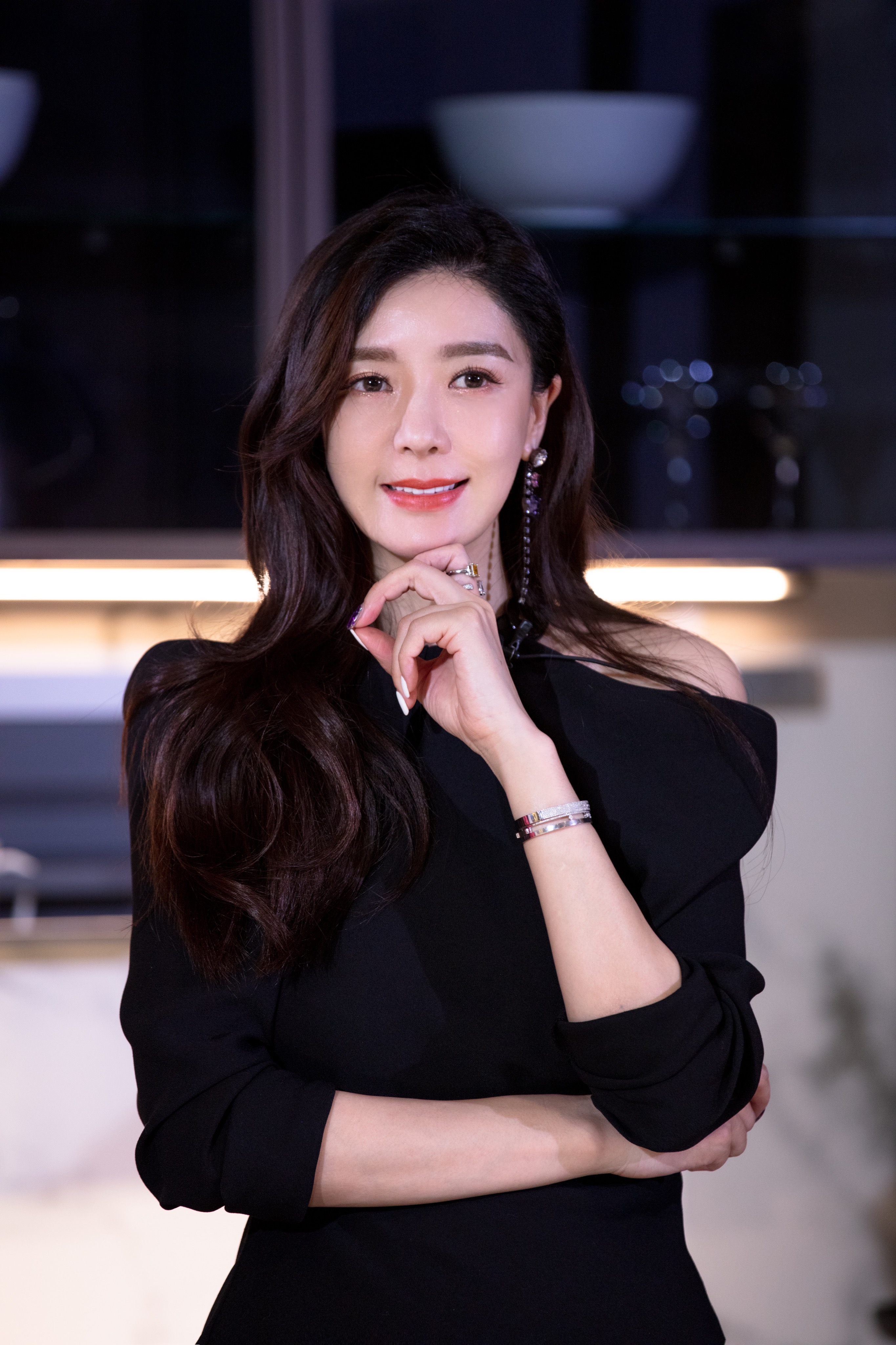 zhou),出生于贵州省黔东南苗族侗族自治州,中国内地女模特,演员,主持