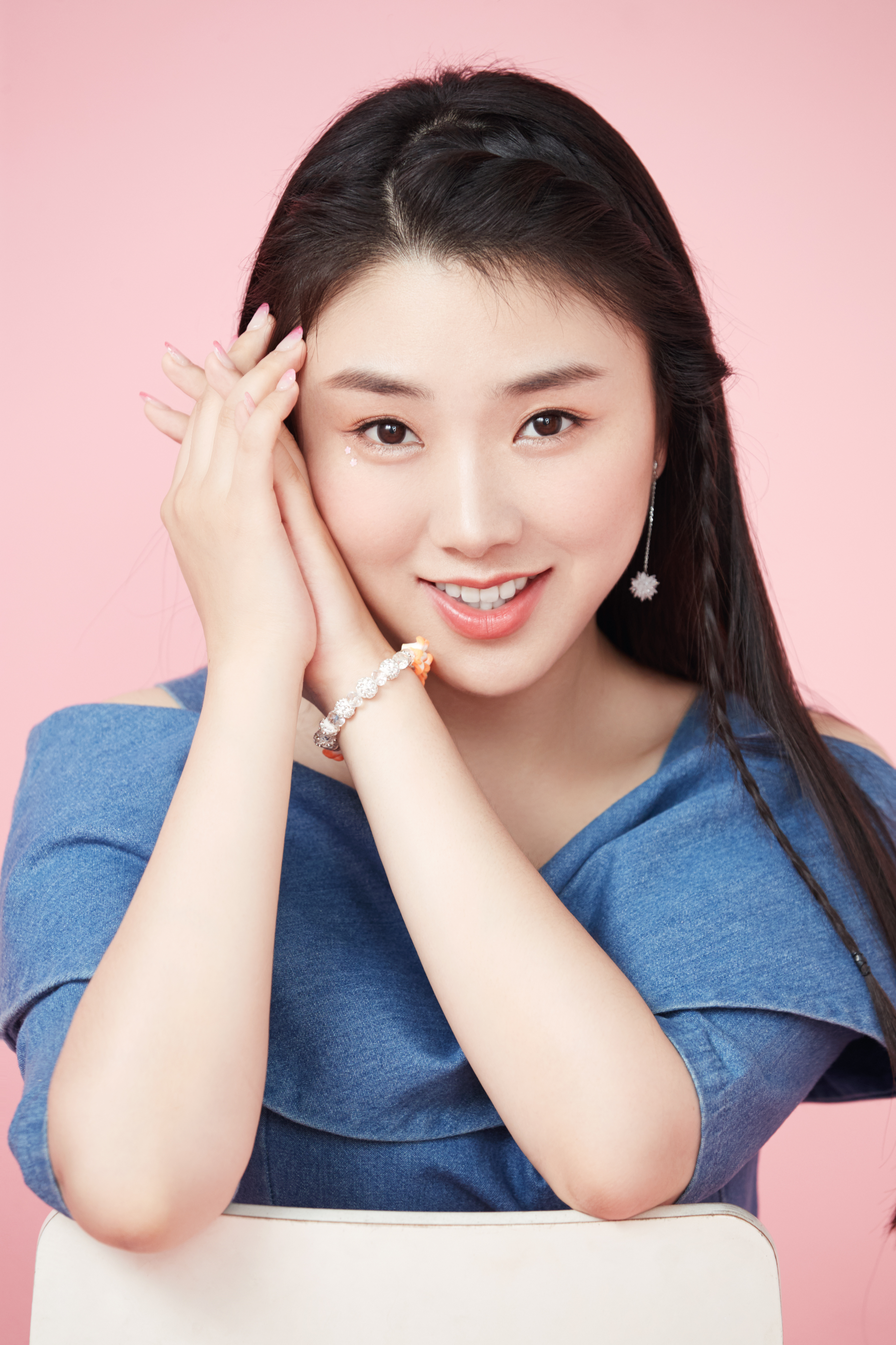  p>肖洋,1989年6月9日出生于辽宁省,中国内地女歌手,演员.