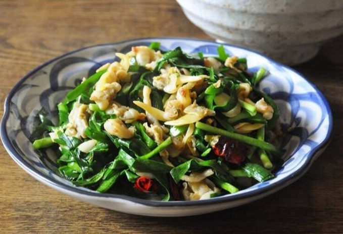  p>韭菜炒花蛤是一道由韭菜等为主要食材做成的菜品,属于家常菜. /p>