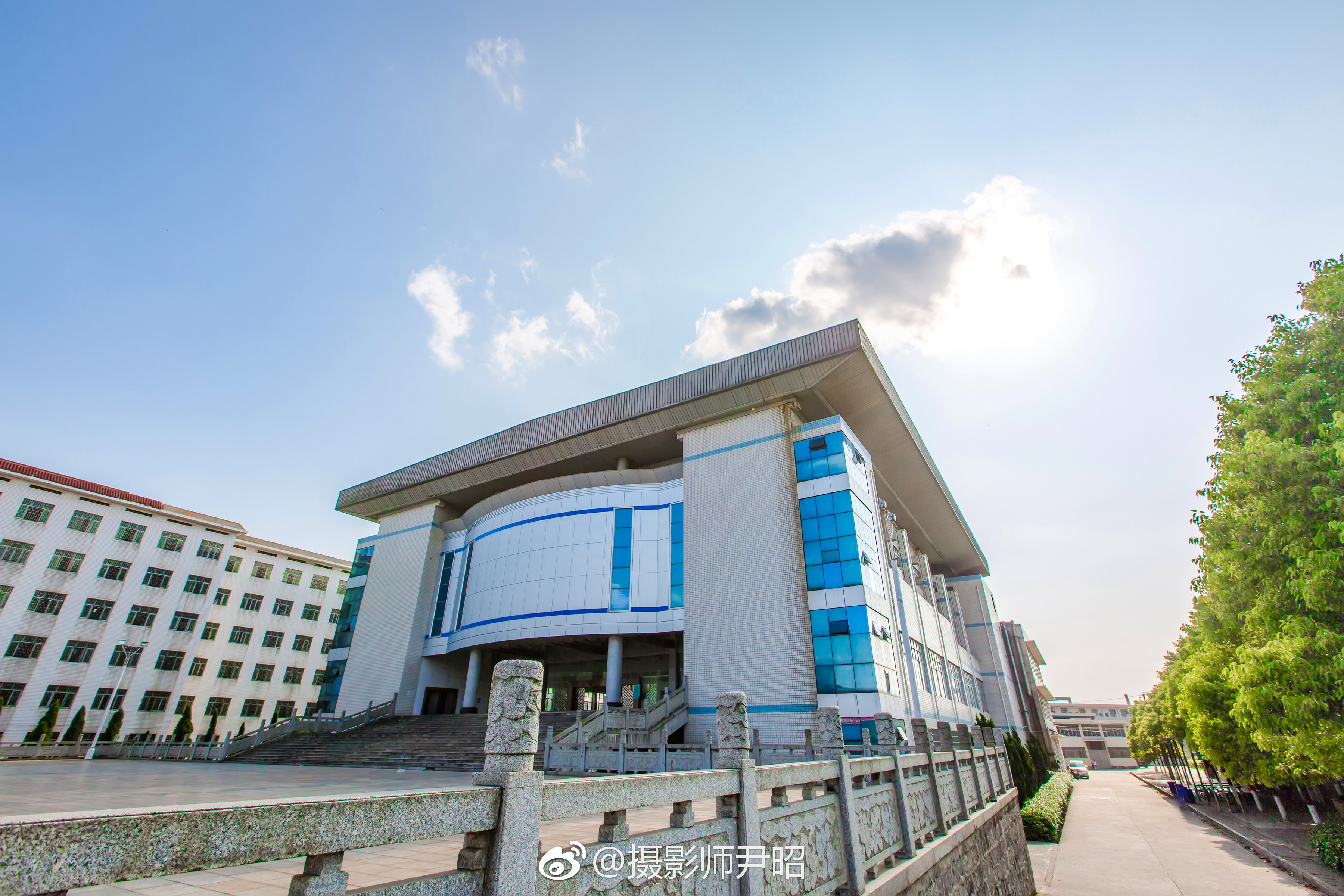  p>湖南省邵东市第三中学简称邵东三中,是湖南省一所坐落在农村的省级