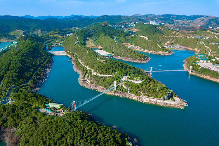 data-lemmaid="3402532">丹江口水库 /a>风景名胜区,位于湖北省丹江口