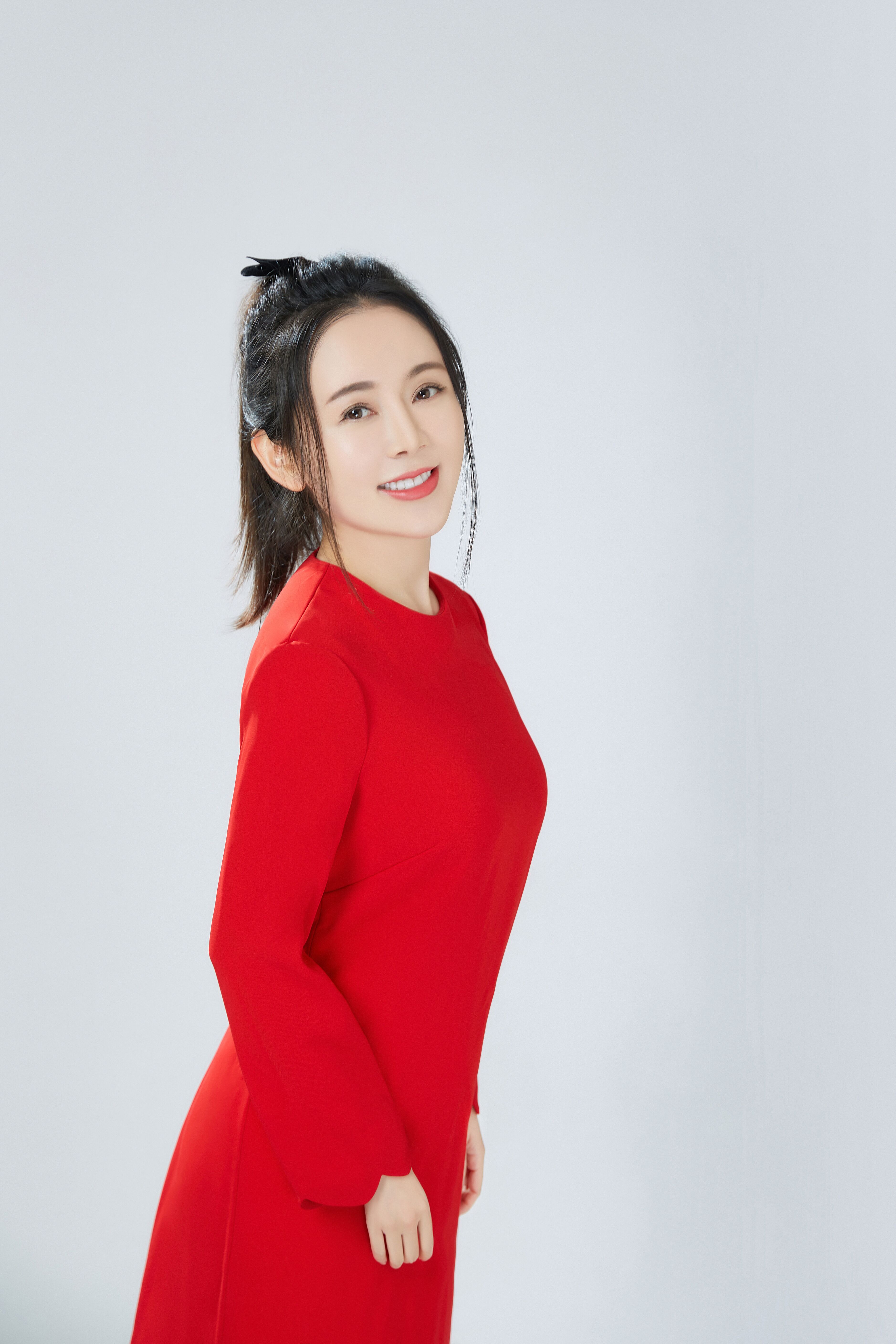 出生于内蒙古自治区通辽市,毕业于北京现代音乐学院,中国内地女歌手