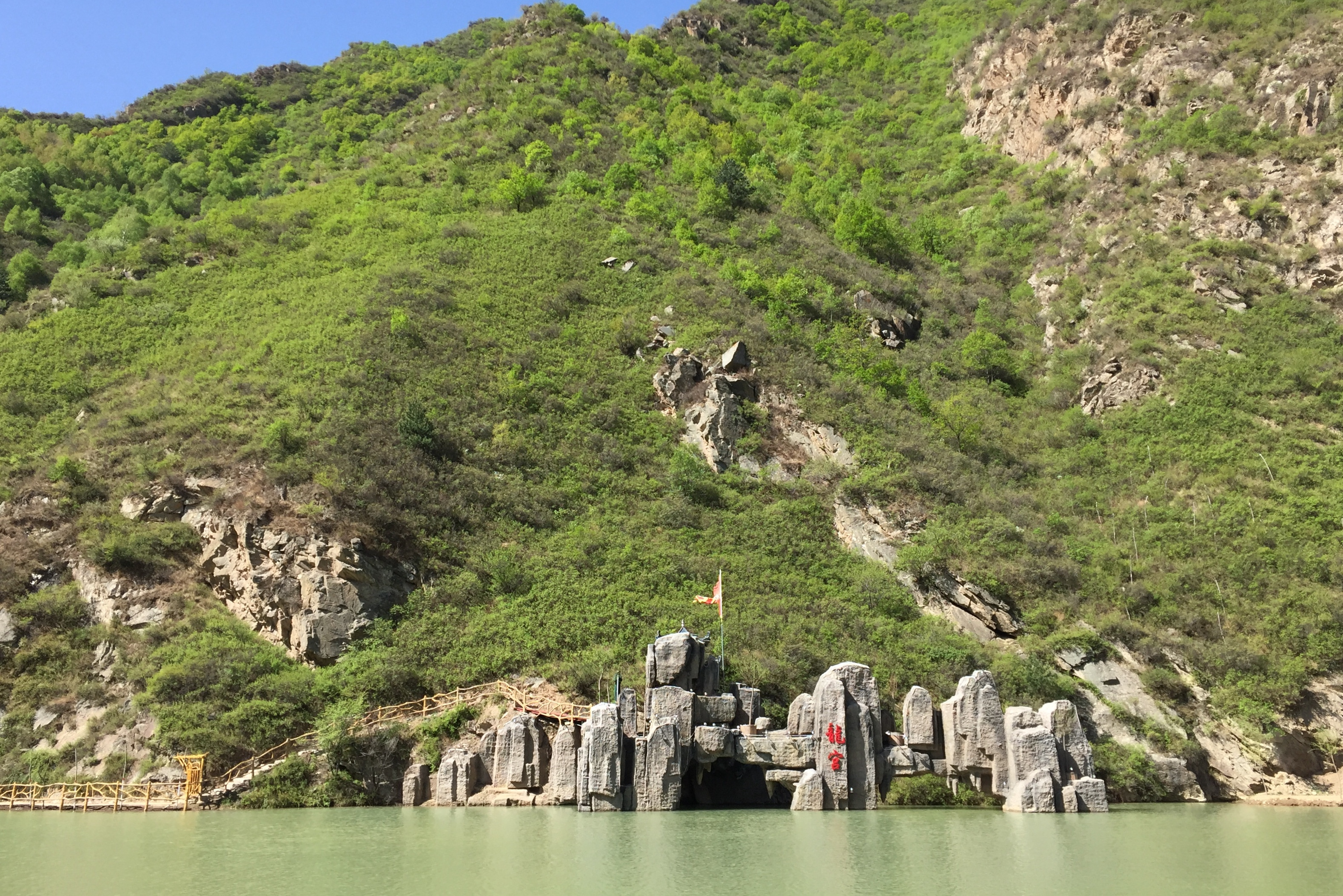  p>峪河源生态旅游景区以峪河源峡谷漂流为主体,利用 a target="