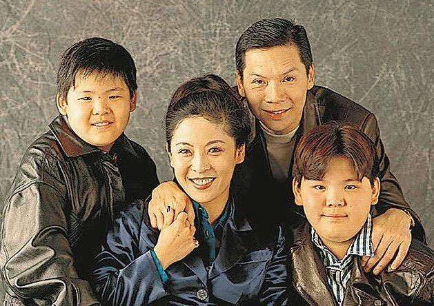 向太有两个儿子，为何只捧向佐，对小儿子却只字不提？_百科TA说