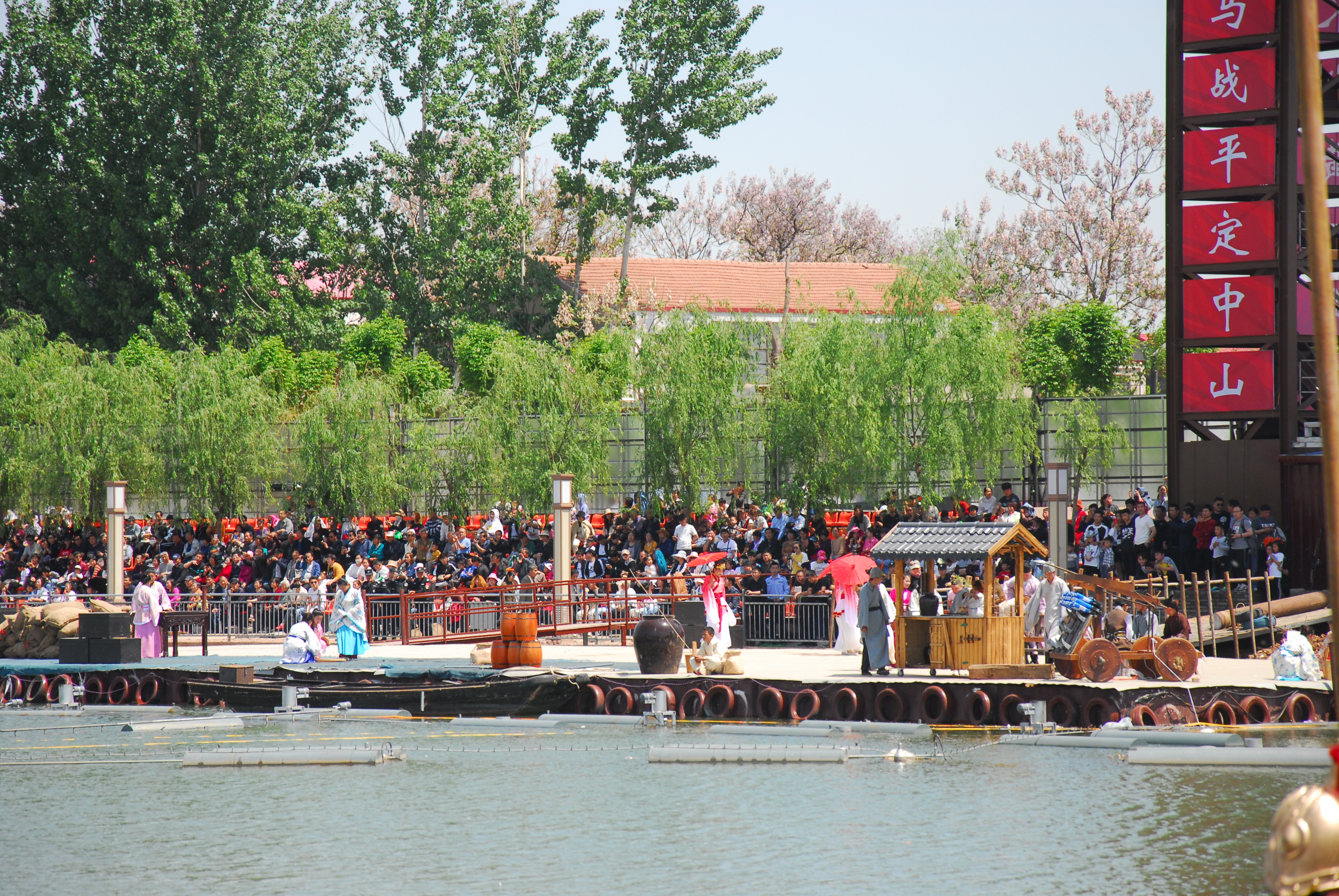  p data-id="gnbil4euv2">赵王欢乐城位于邯郸市广平县东湖公园南侧.