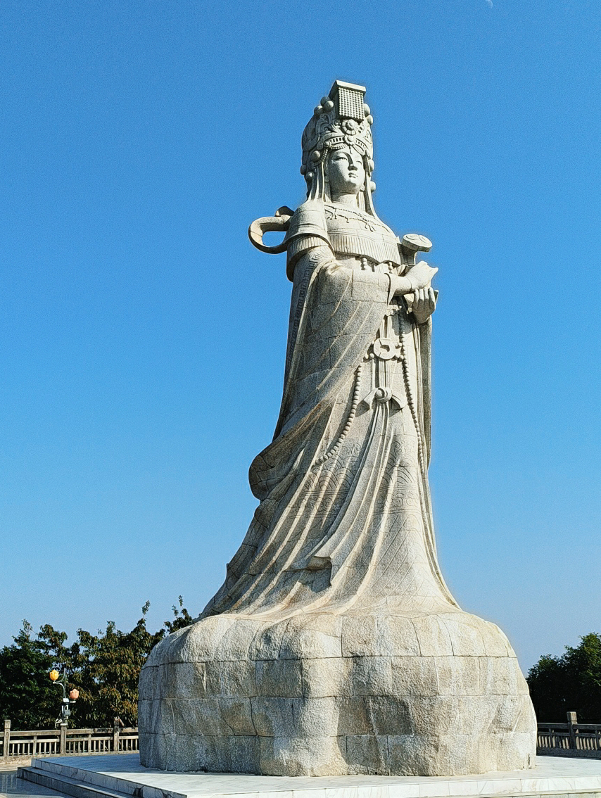  p data-id="go0hij2i8y">凤山妈祖石像建于一九九四年,是中国大陆最