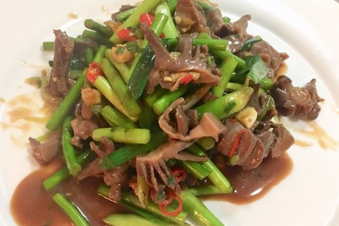 蒜苗鲜椒炒鸭胗