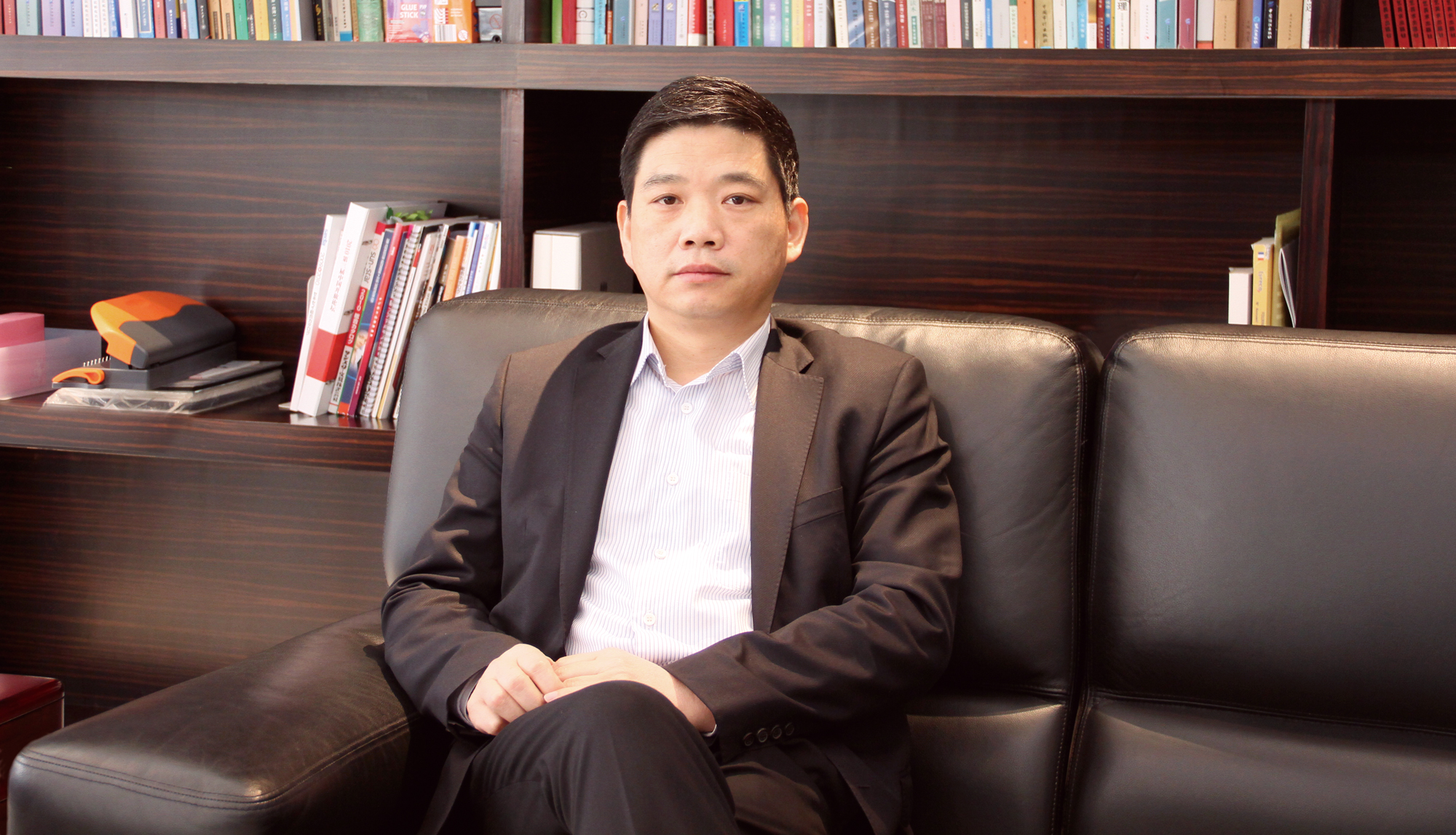 浙江宁海人,硕士(mba)学位,现任 a target="_blank" href="/item/得力