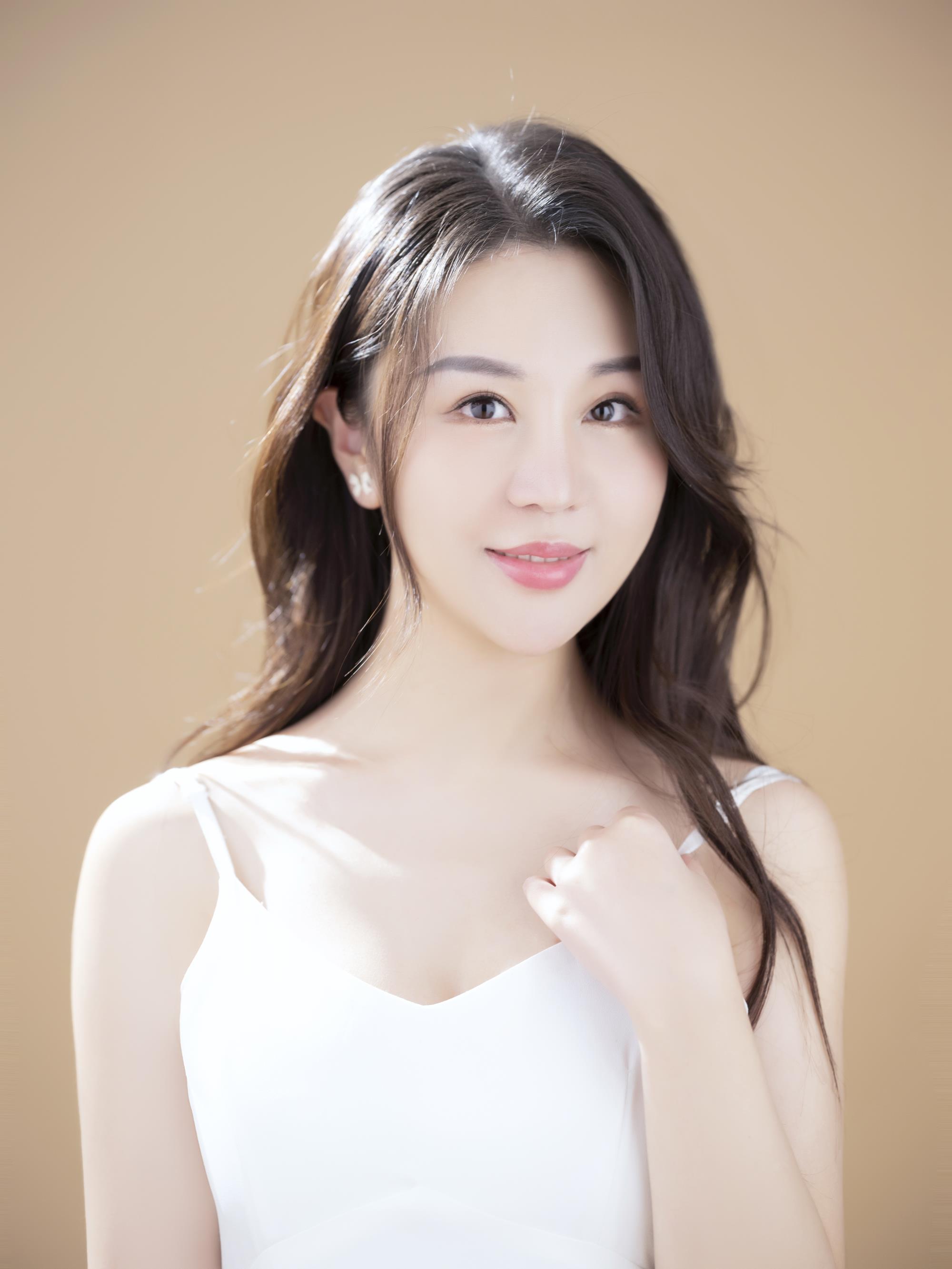  p data-id="gnzf2rdggt">杨金格,原名:杨歌,中国内地流行乐女歌手