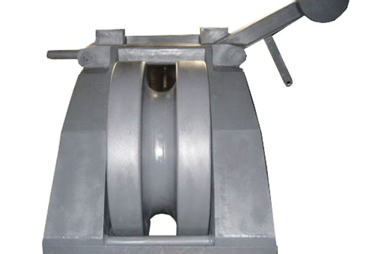 >锚机 /a>和 a target="_blank" href="/item/锚链筒">锚链筒 /a>之间