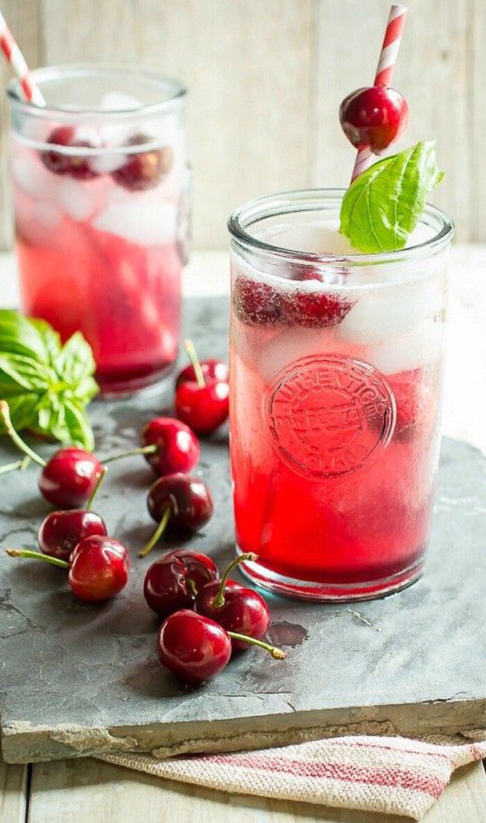  p>苹果樱桃汁是樱桃和苹果的混合鲜榨果汁. /p>