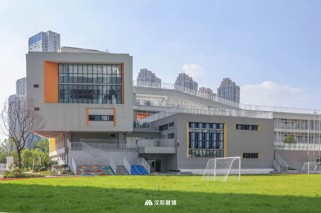 钟家村滨江小学位于 a target="_blank" href="/item/汉阳区/2472047"