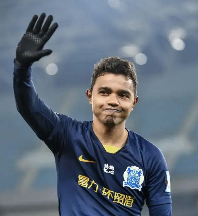 雷纳尔迪尼奥连拿天奴