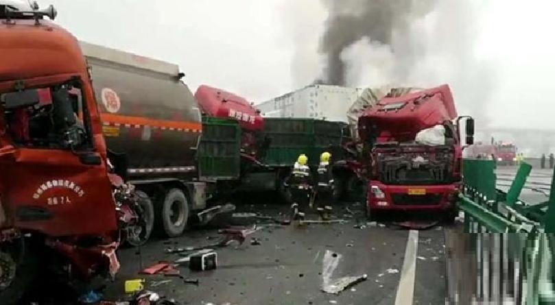 陕西包茂高速40余辆车相撞致3人死亡6人受伤