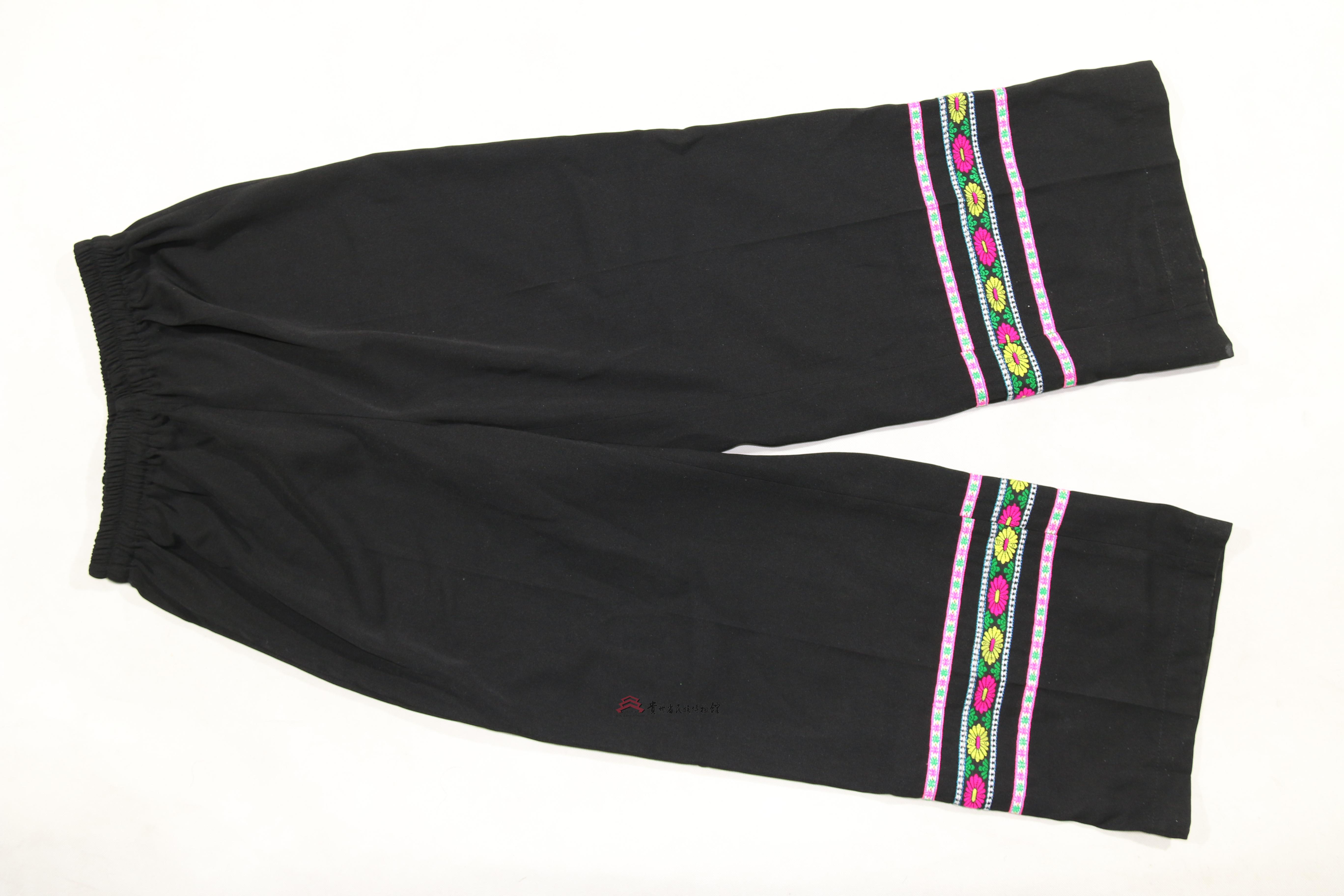 当代平塘毛南族黑布花边女裤