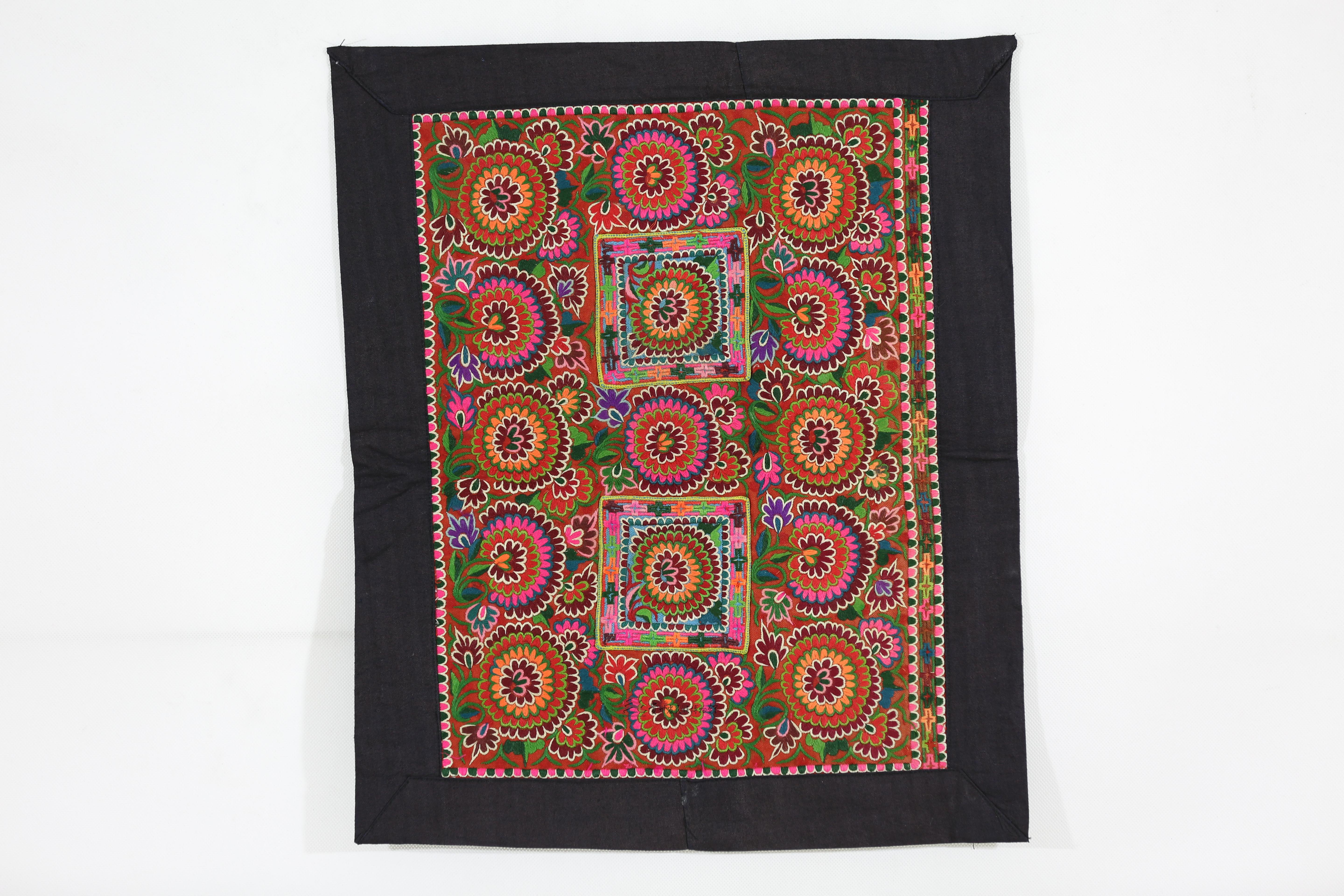 当代黔西苗族刺绣太阳花对称绣片