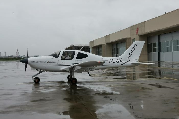 ag100初级教练机