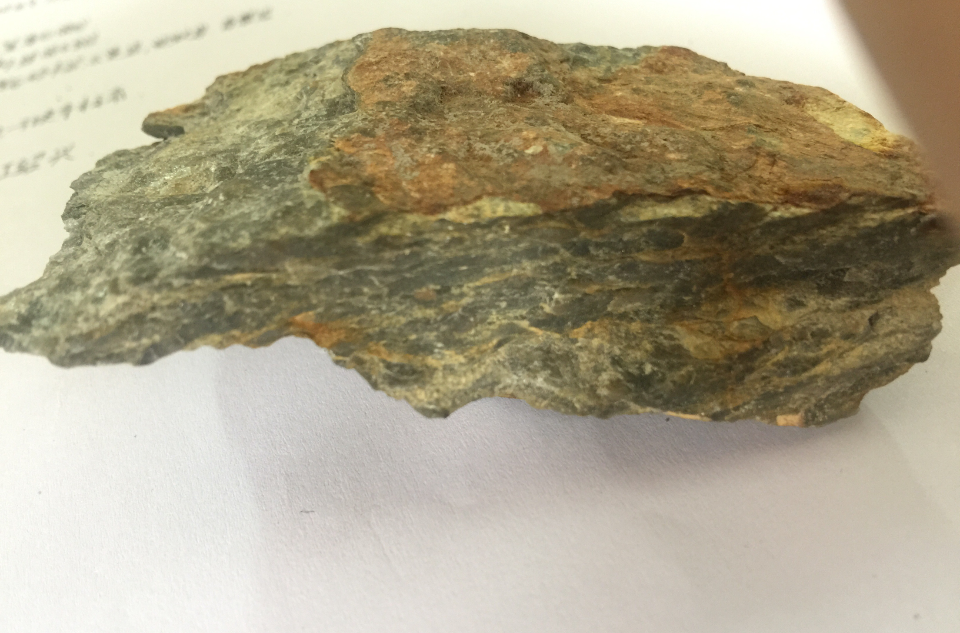  p>糜棱岩(mylonite)  颗粒很细呈条带状分布的动力变质岩.