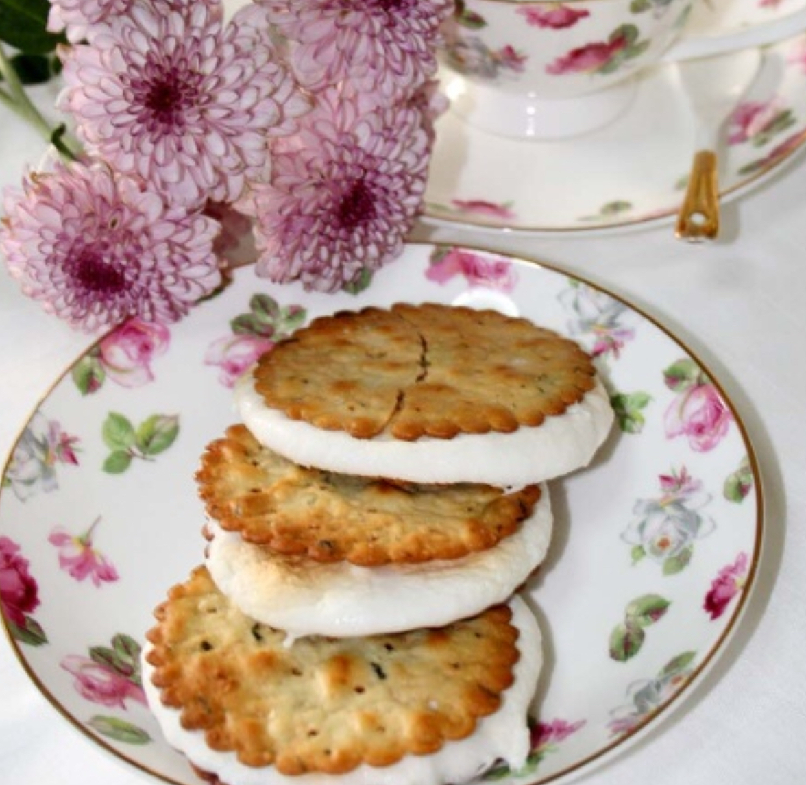 制作主料:棉花糖,不带夹心的饼干,巧克力