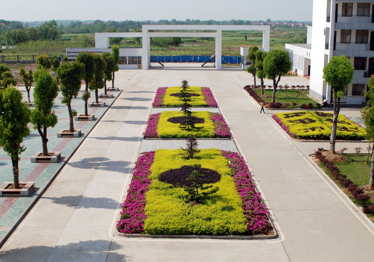 黄梅县晋梅中学是一所实行现代教育管理模式的民办学校,现任董事长