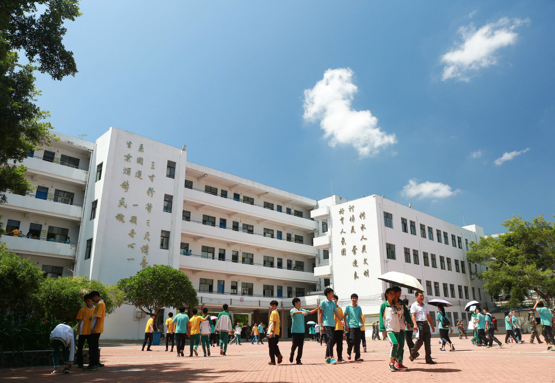 的一所公办完全中学,海南省一级(乙等)学校,万宁市完全中学一级学校